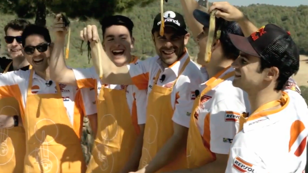 Repsol Honda riders eating calçots