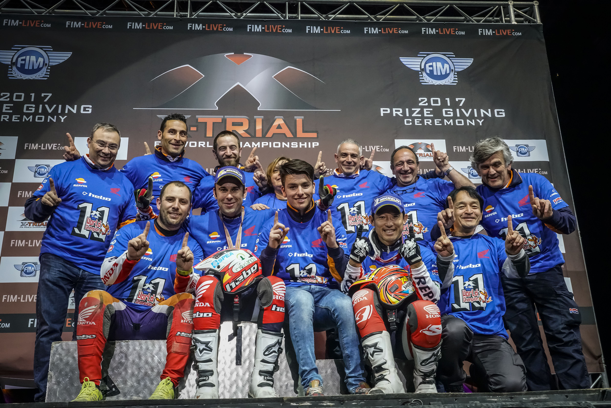 Toni bou con el equipo al completo