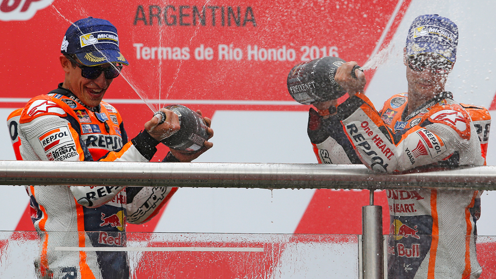 Dani Pedrosa y Marc Márquez en podio, celebrando victoria