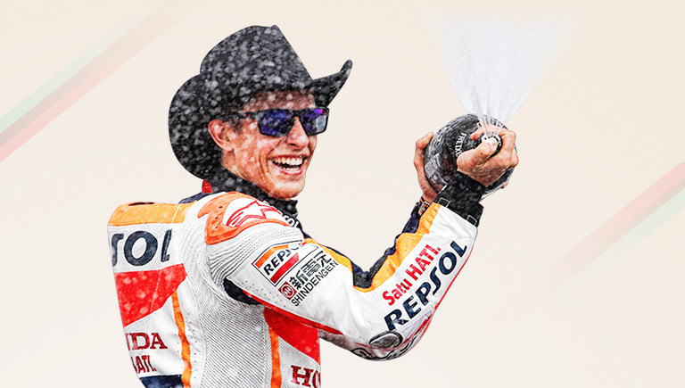 Marc márquez lanzando champán con sombrero de Coboy