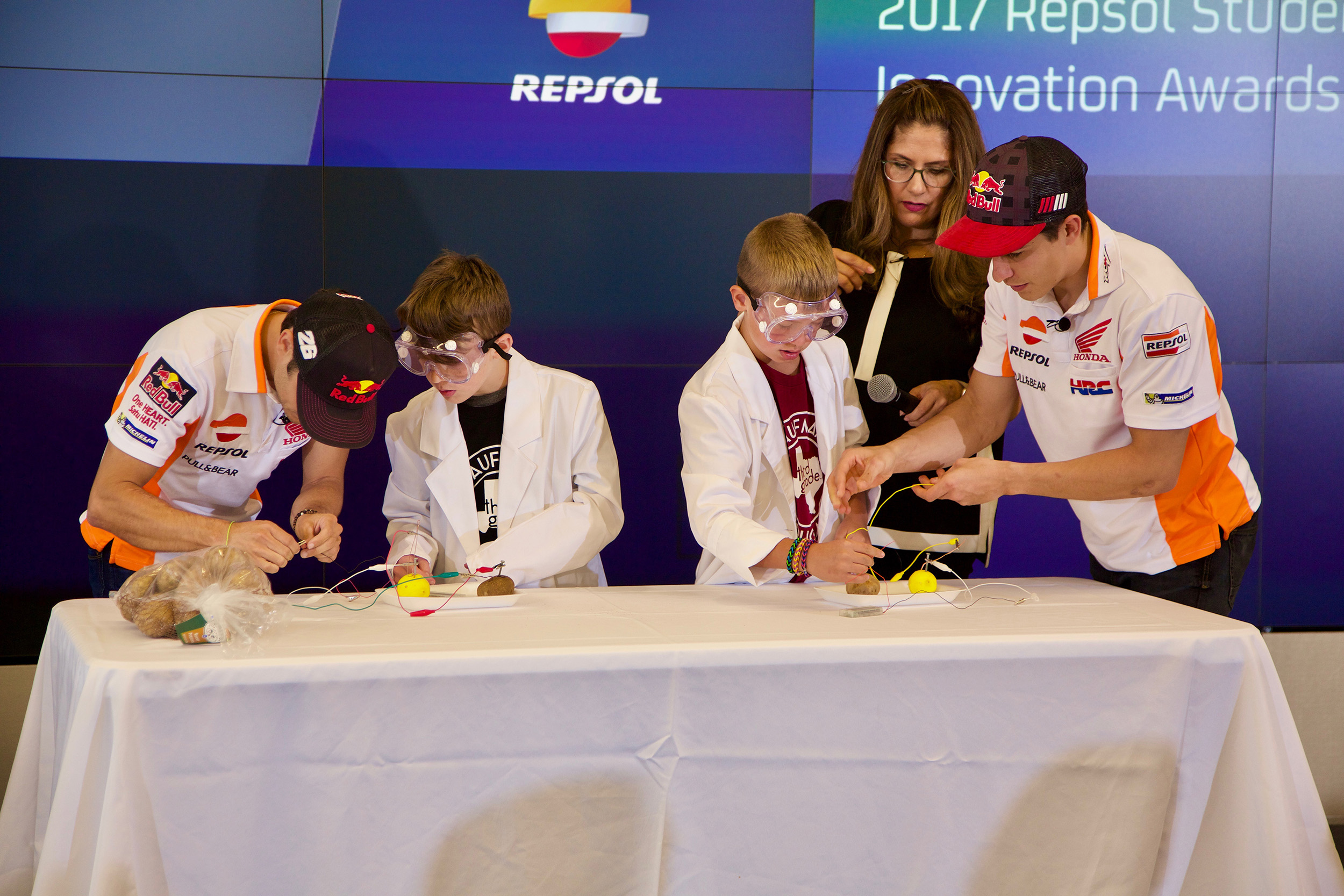 Dani Pedrosa y Marc Márquez con cientificos niños