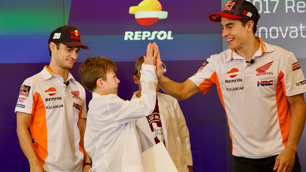 Marc Márquez y Dani pedrosa con niños dando premios