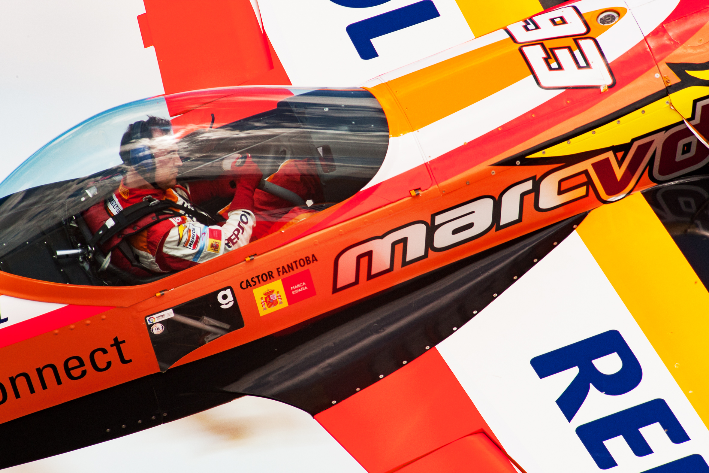 Cástor Fantoba volando en avión