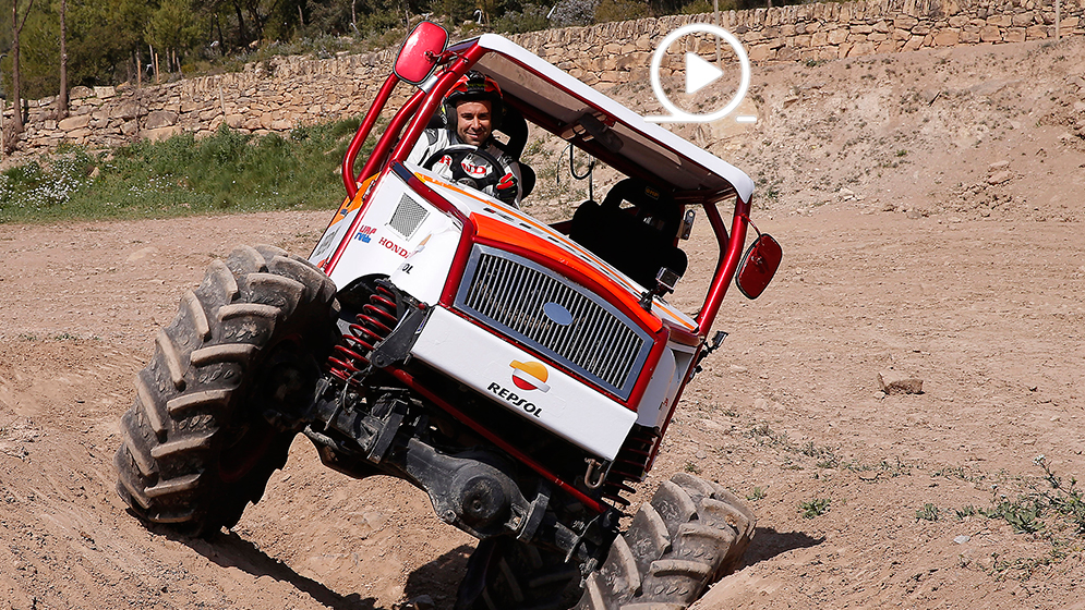 Toni Bou en buggy en zona de tierra