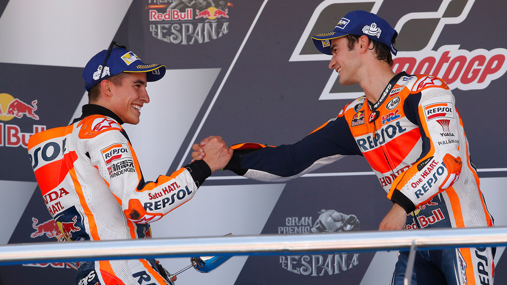 Marc Márquez y Dani Pedrosa, chocándola en el podio