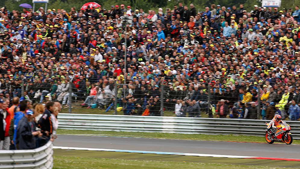 Marc Márquez rodando frente a las gradas
