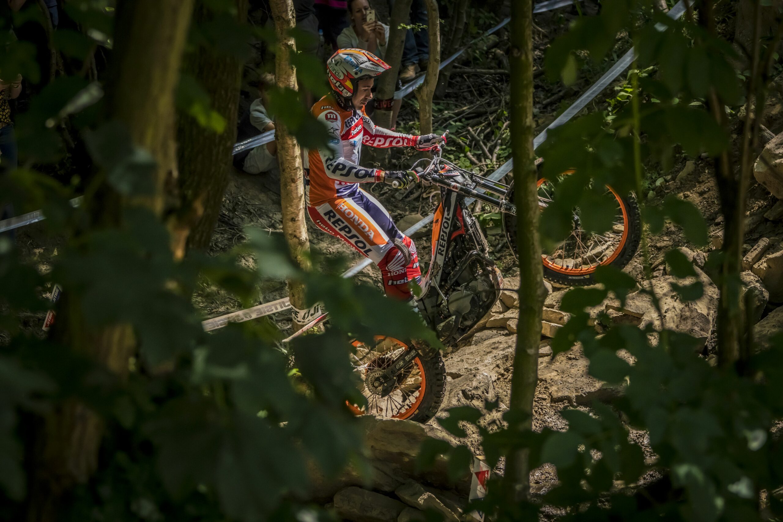 Toni Bou saltando sobre moto de trial