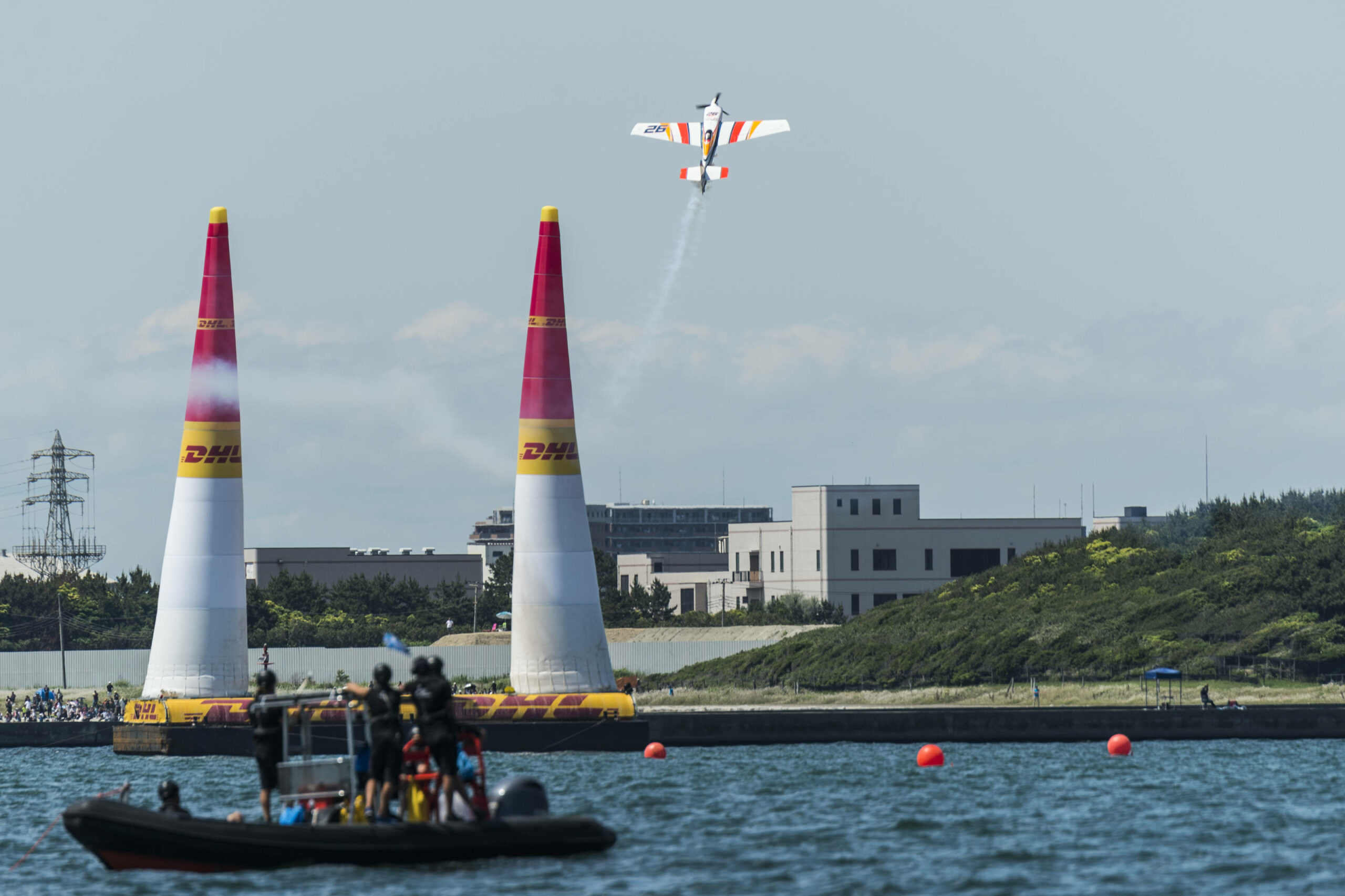 Avión de Juan Velarde pasando entre dos pilones en la Red Bull Air Race