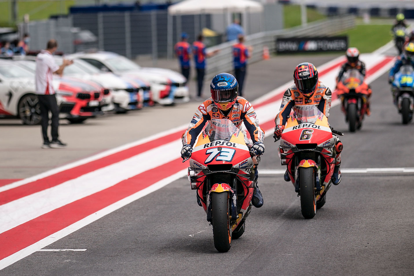 Álex y Bradl en carrera con bandera roja