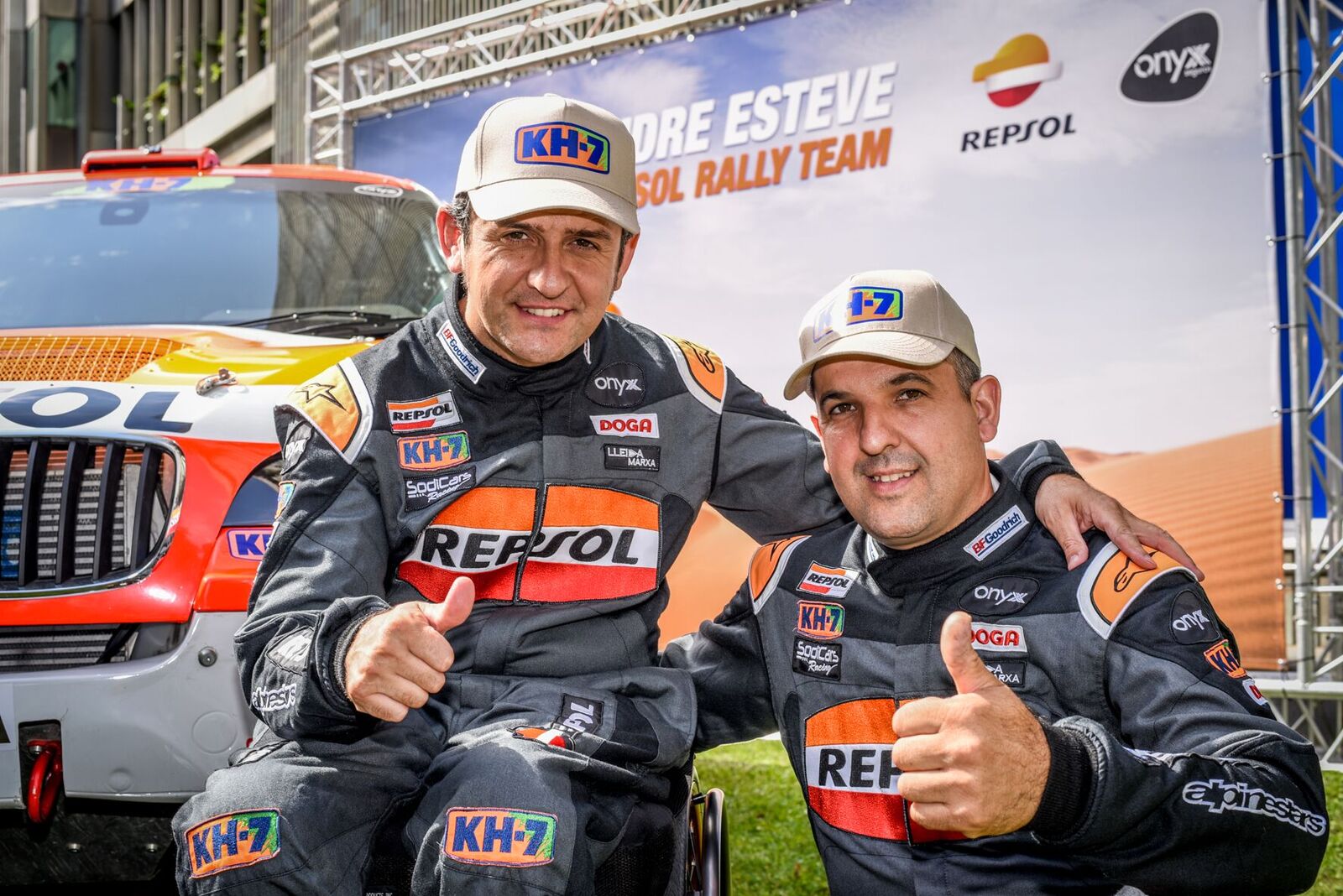 Isidre Esteve y Txema villalobos con monos de piloto de Rally