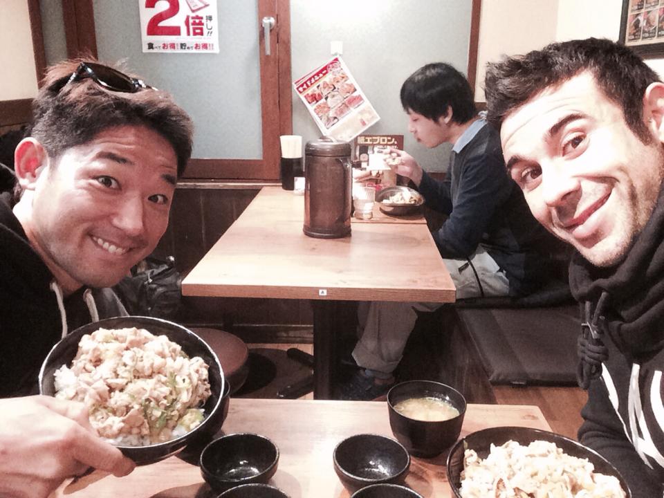 Toni y Fuji comen comida japonesa