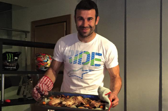 Toni Bou con una bandeja de comida