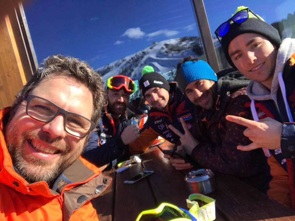 Toni en la niveve con Jaime busto y amigos