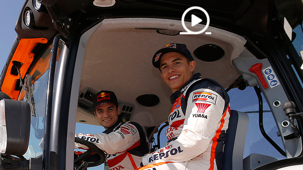 Marc Márquez y Dani Pedrosa subidos en un tractor