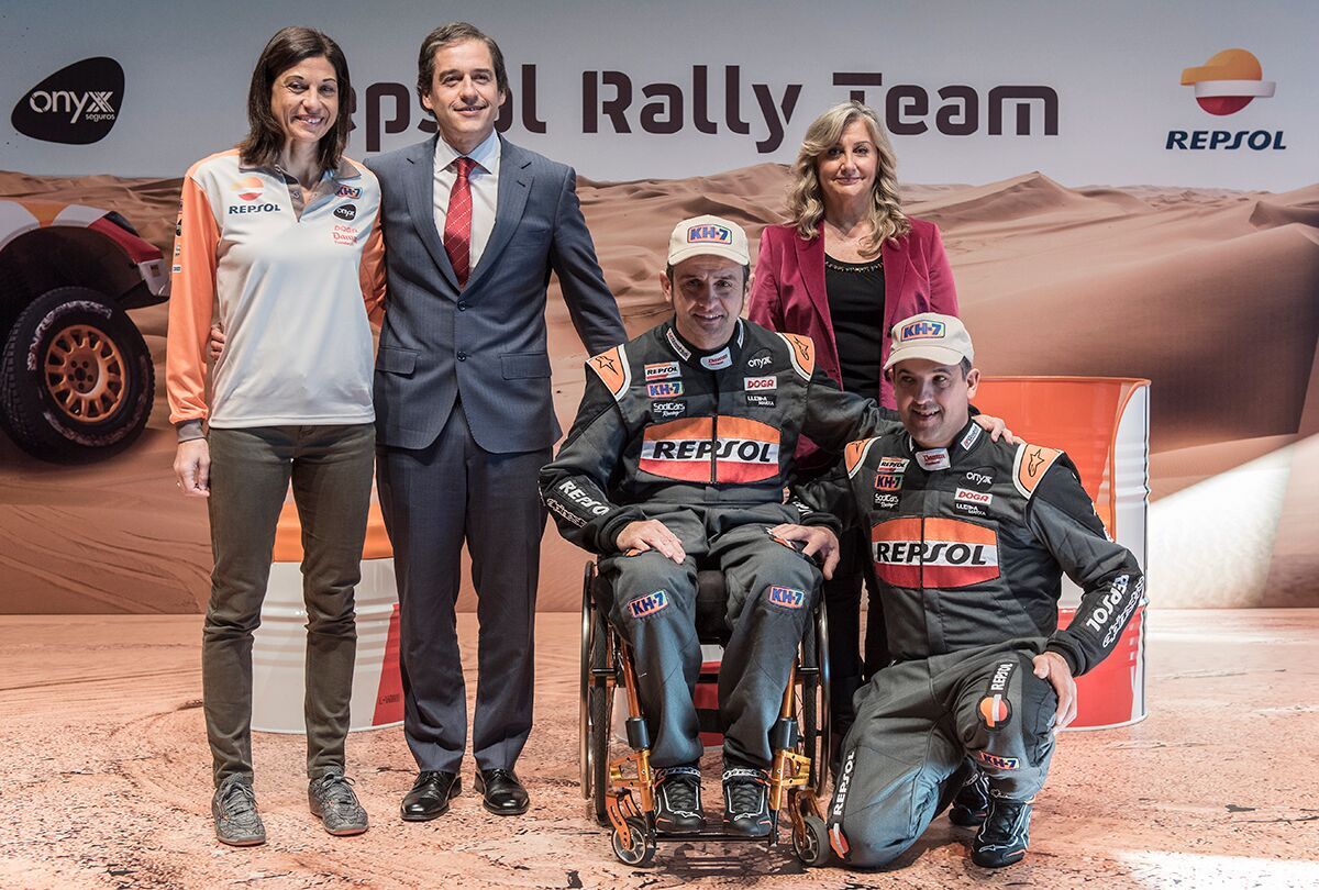 Isidre esteve posa con su equipo y representantes repsol
