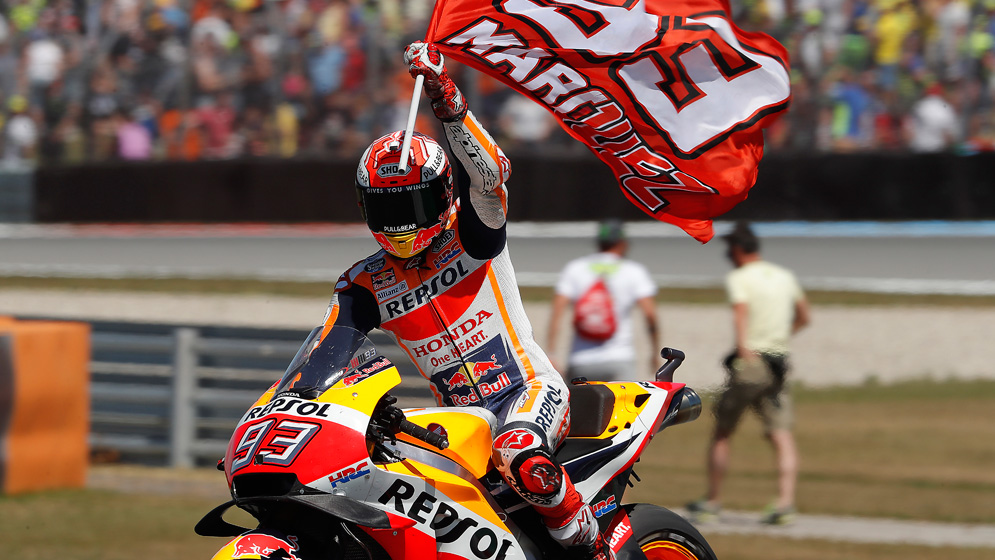 Marc márquez celebra la victoria con su bandera