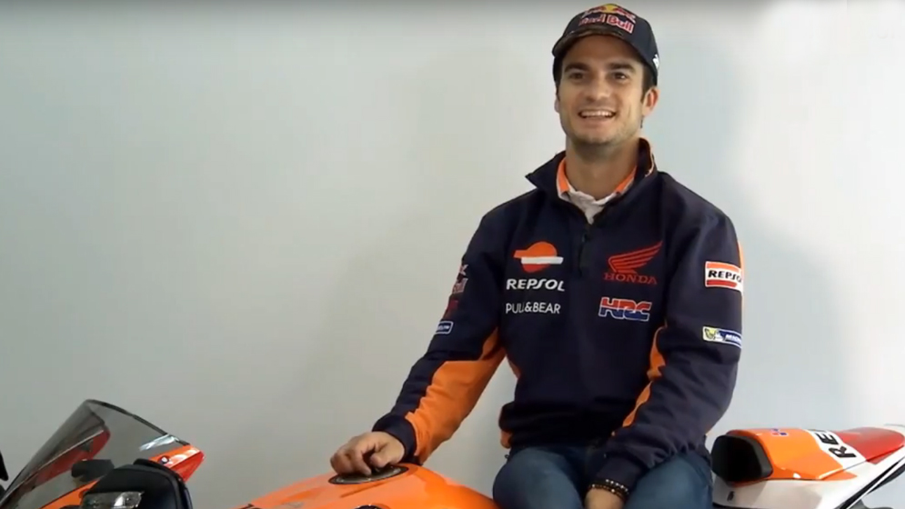 Dani Pedrosa posando junto a moto CBR
