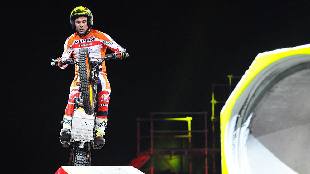 Toni bou jumps obstacle