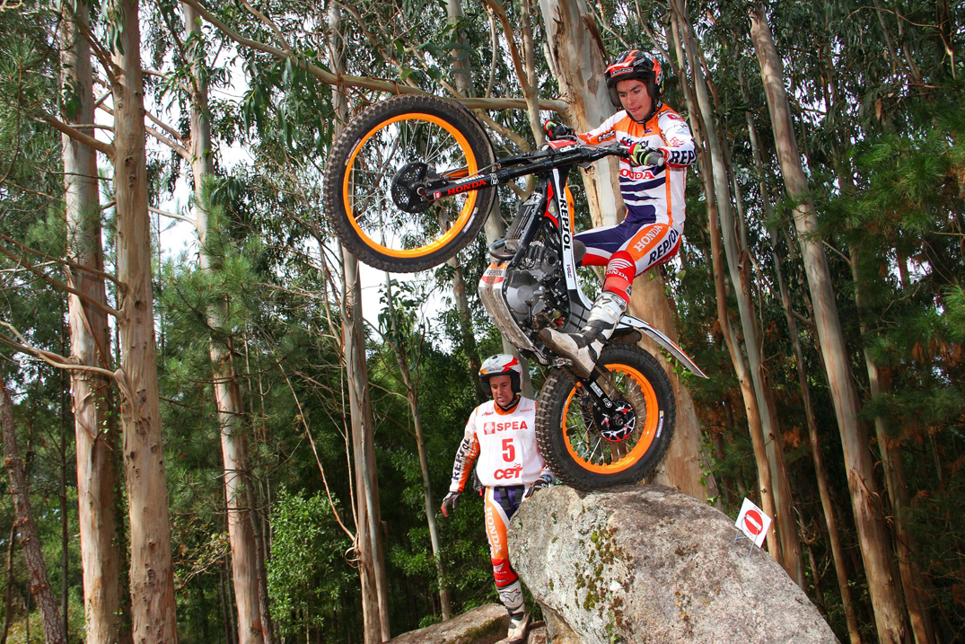 Jaime Busto a punto de bajar de una roca con la moto