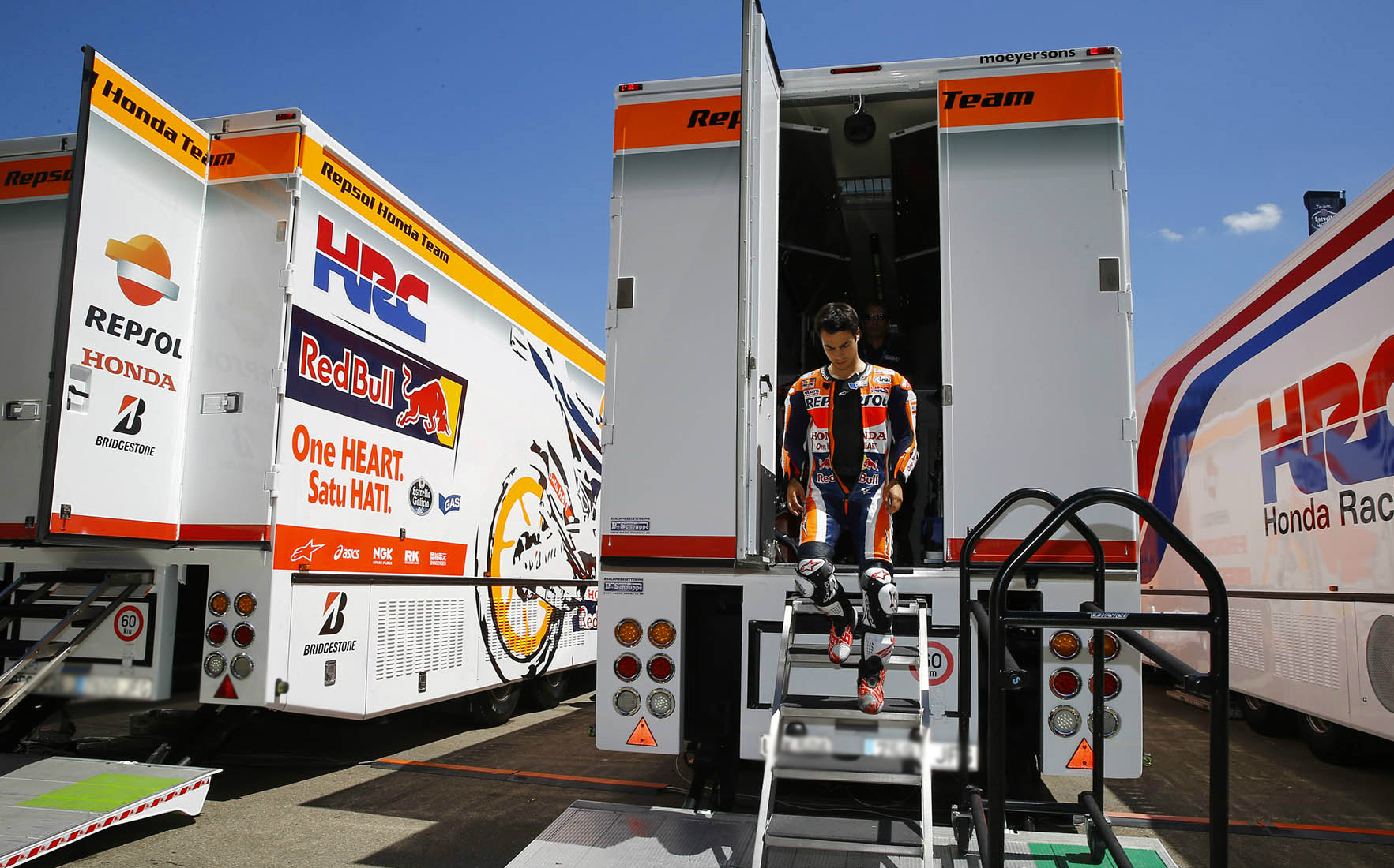 Dani Pedrosa saliendo de camión de Repsol Honda