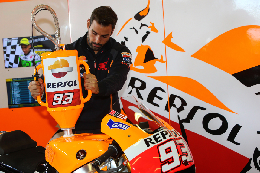 Repostando la moto de Marc Márquez en el Box