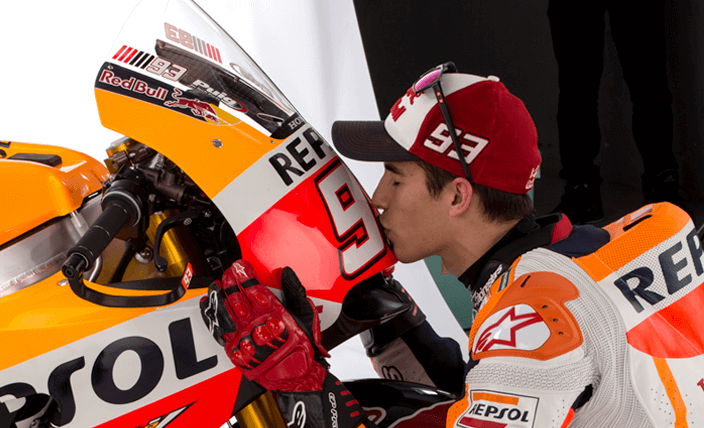 Marc Márquez besando su Honda.