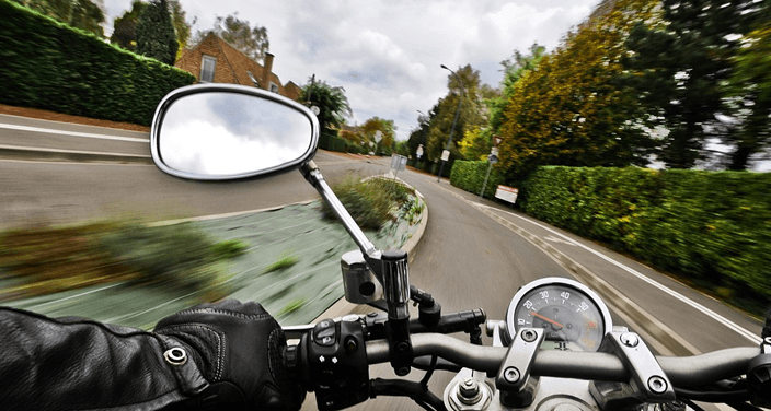 Plano subjetivo de un motorista.