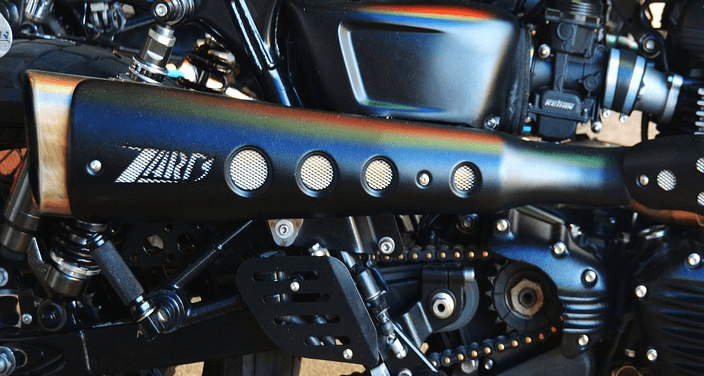 Detalle del tubo de escape de una moto