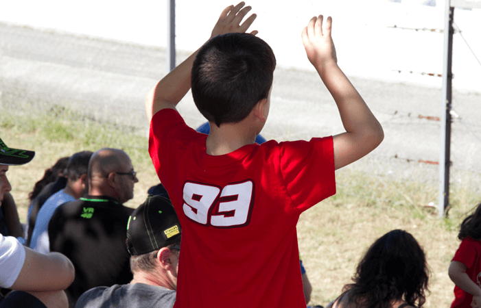 Niño disfrutando de su primer Gran Premio
