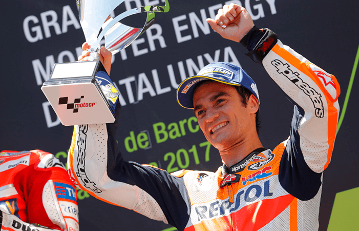 Dani Pedrosa levantando un trofeo