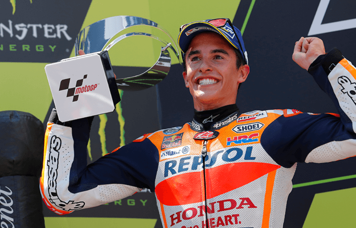 Marc Márquez levantando el trofeo en Montmeló