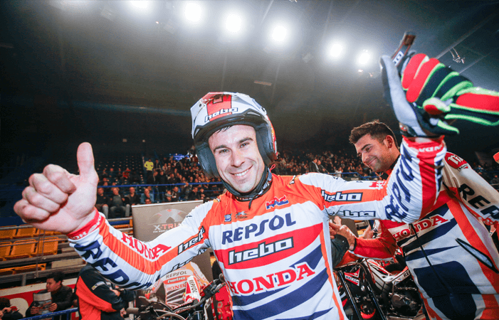Toni Bou celebrando un título
