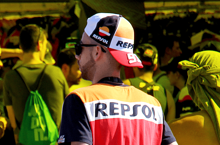 Evita el sol directo con una gorra Repsol 