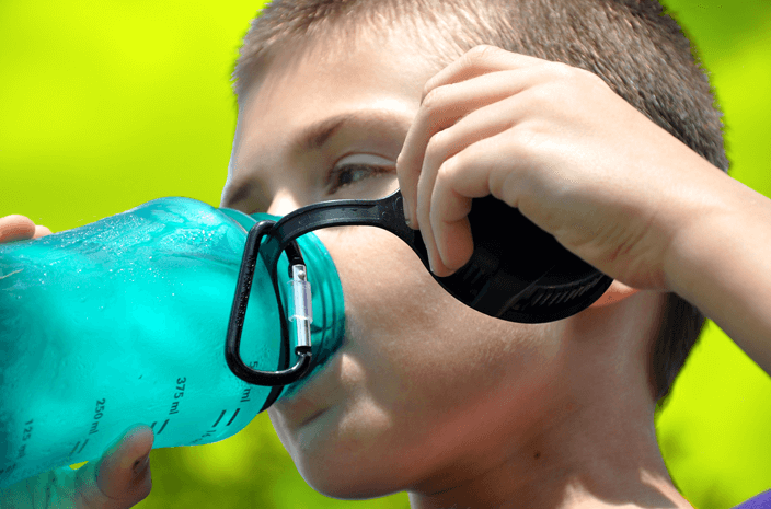 Mantenerse hidratado es muy importante.