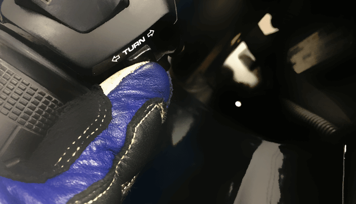 Accionar compulsivamente el botón del intermitente