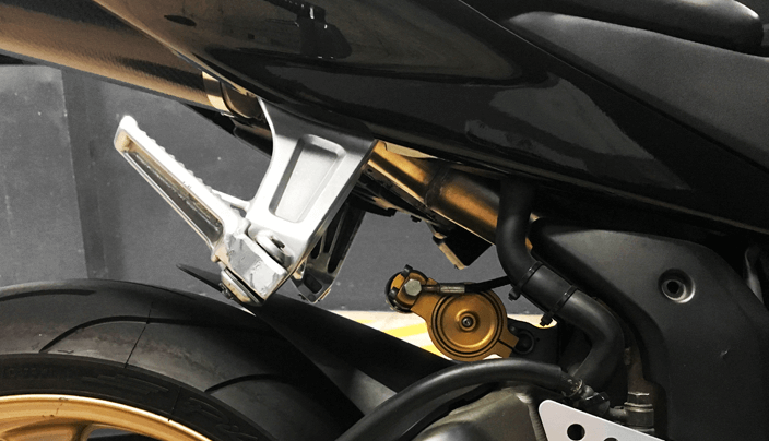 Las estriberas plegadas cuando vas solo.