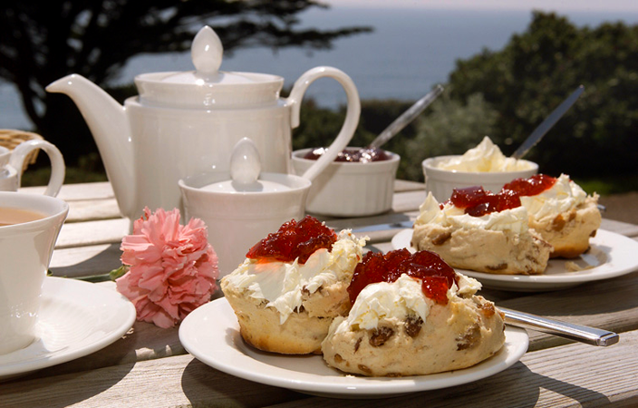 Set de té inglés con pastas.