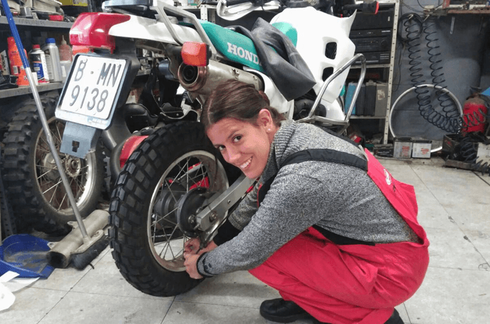 Guadalupe Araoz poniendo a punto su moto.