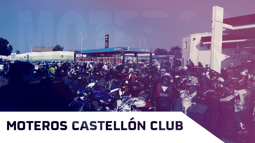 Concentración de moteros con gasolinera Repsol de fondo
