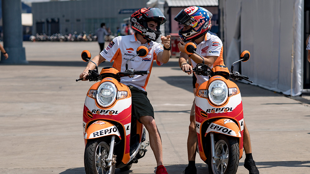 Marc Márquez y Dani Pedrosa en scooters Repsol Honda