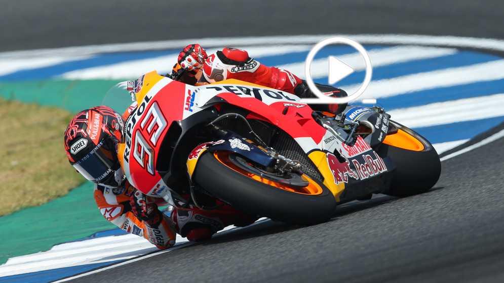 Marc Márquez tomando una curva muy pronunciada en MotoGP