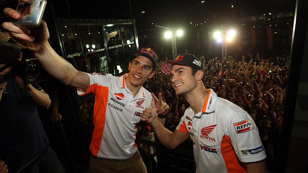 Marc Márquez Dani Pedrosa se hacen un selfie con los fans Buriram