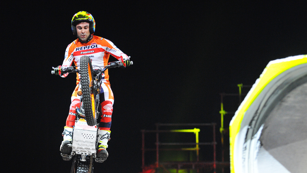 Toni Bou saltando obstáculo con la Honda Montesa Cota 4RT