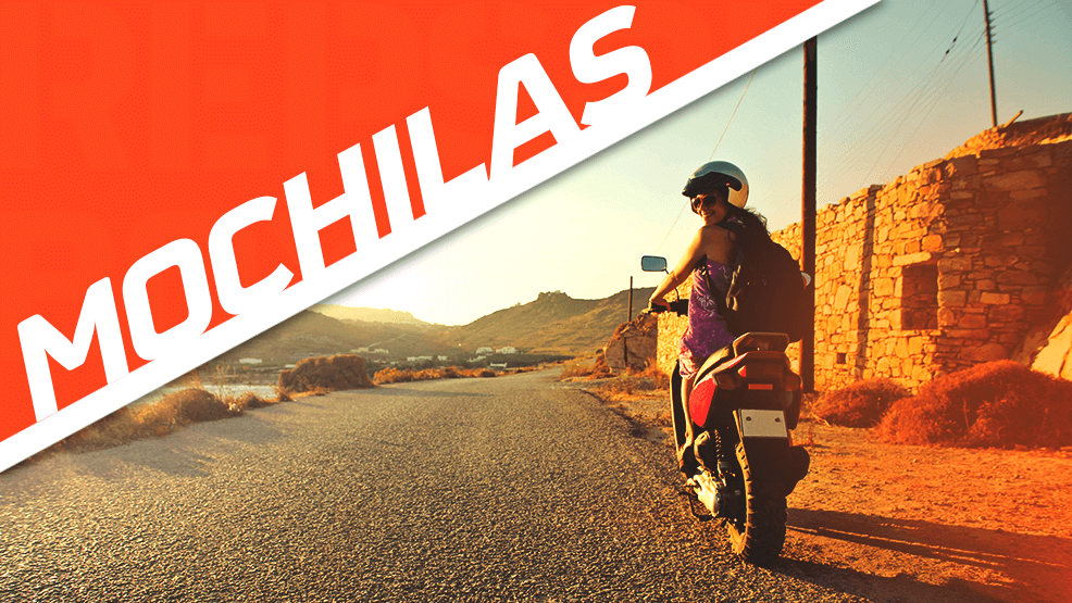 Chica con gafas de sol en moto, mirando hacia atrás