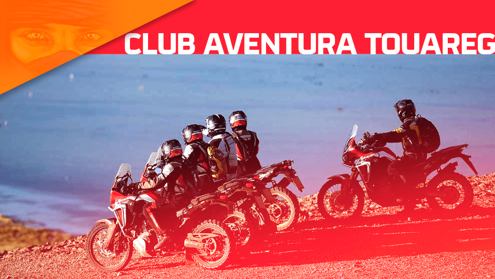 Motos de cross aparcadas en fila en un acantilado