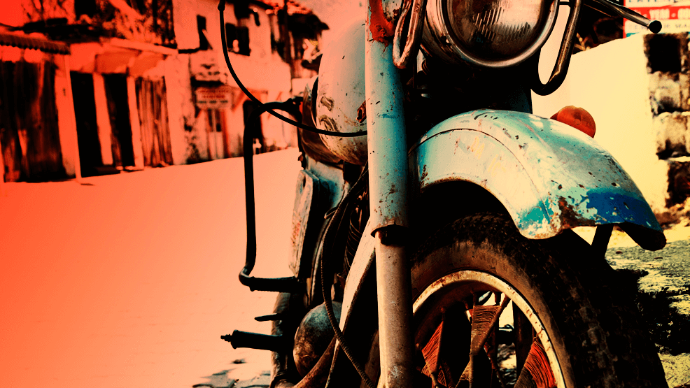 Detalle de moto muy oxidada