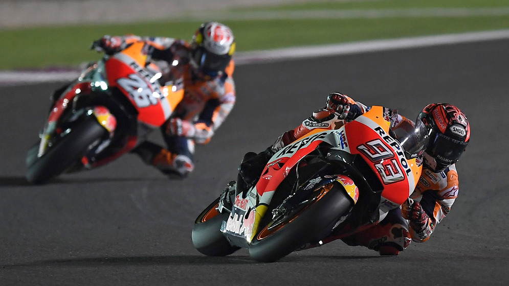 Marc Márquez y Dani Pedrosa rodando de noche en los test de catar 2018