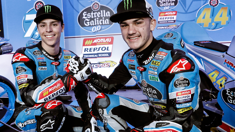 Alonso López y Arón Canet dándose la mano