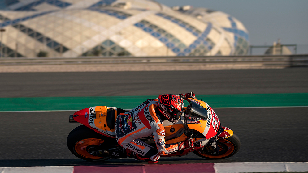 Marc Márquez tumbando en curva en Losail al atardecer