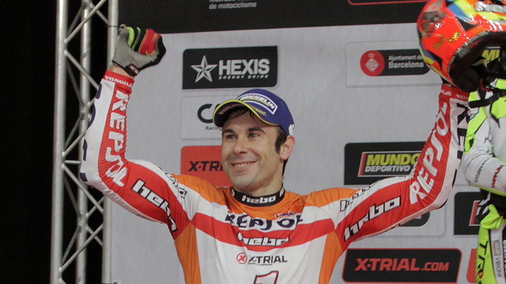 Toni Bou en podio con los brazos levantados
